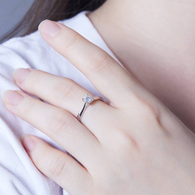 直臂四爪S925银镀白金MoissaniteWomen's Ring50分D级